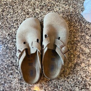 LIKE NEW BIRKENSTOCK BOSTON SOFT FOOTBED TAUPE W38